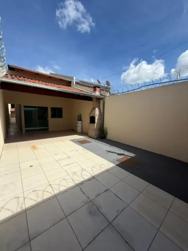 Oportunidade | 2Q sendo 1 suíte | Quintal grande | 3 vagas de garagem