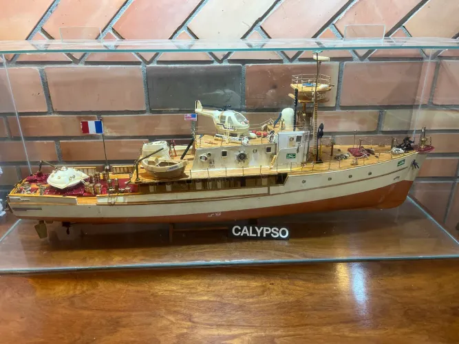 Navio réplica de exposição do Jacques Cousteau e enfeite feito à mão Calypso colecionador