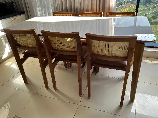 Conjunto Mesa 1,80m Tampo Off-White + 6 Cadeiras Couro Caramelo e Palhinha (Pensar Móveis)