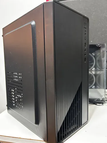 Pc básico i5 barato tem placa de vídeo tbm