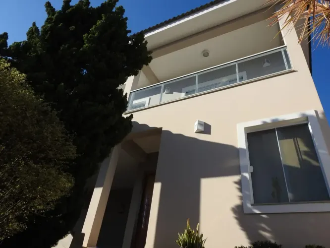 Casa para venda possui 280 metros quadrados com 4 quartos