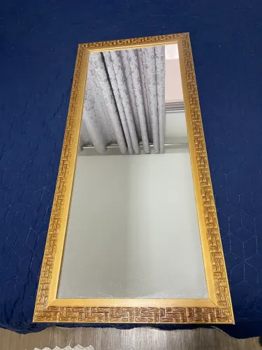 Espelho Decorativo com Moldura Dourada