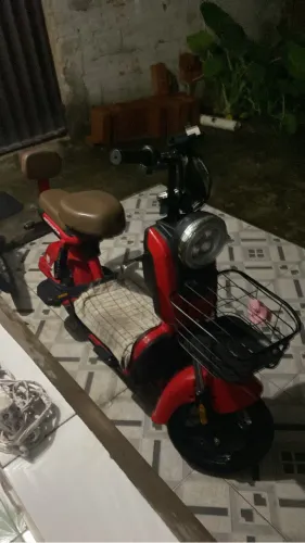 Bicicleta elétrica vermelha 
