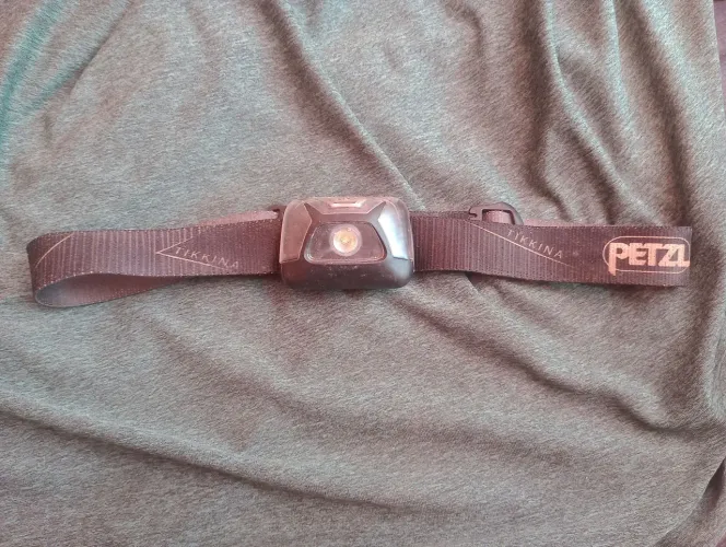 Lanterna de cabeça petzl 