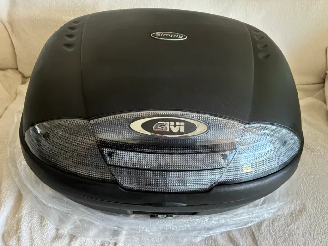 Baú Bauleto Monolock Simply Fumê 45 Litros E450nt Givi - 2 capacetes