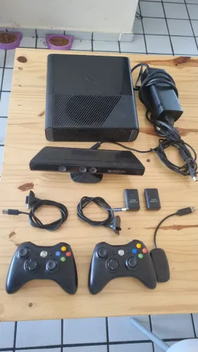 Kit Xbox 360 Slim (Defeito Placa) + Controles + Fonte + Kinect