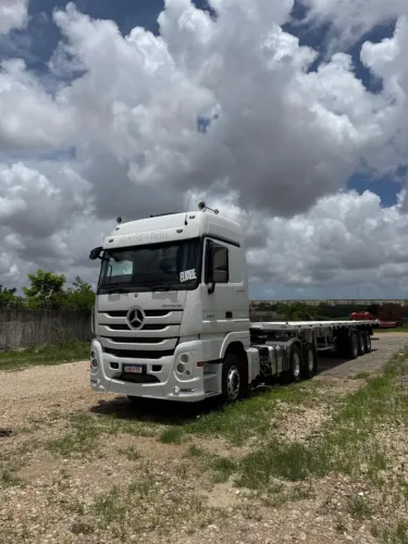 Caminhão traçado 6x4 carga seca com lock e motorista 