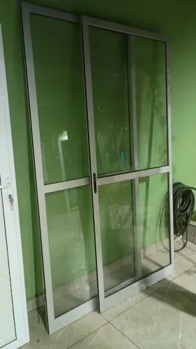 Vendo uma porta de 60 alumínio branco  e outra de alumínio dois metros por 230altura