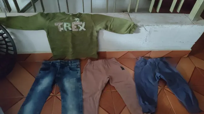 Roupas e sapato de criança