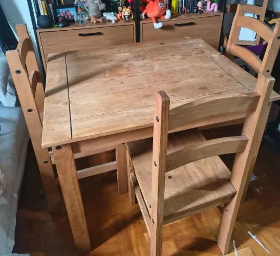 Mesa de Madeira Pinus 100x80 + 4 Cadeiras