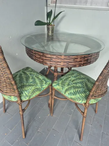Conjunto Mesa de Vidro + 4 Cadeiras em Fibra Sintética