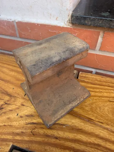 Bigorna decoração ou uso feita de pedaço de trio