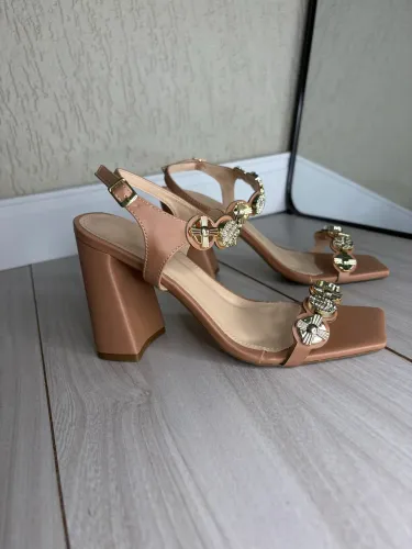 Sandália Feminina Nude com Dourado