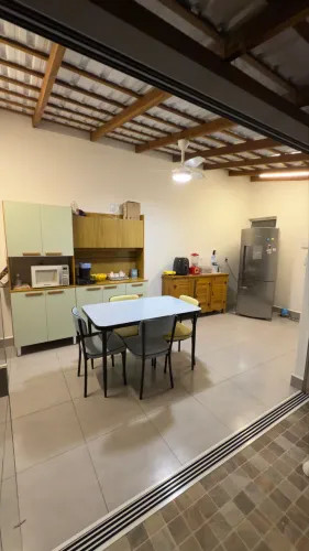 Armário de cozinha com pezinho