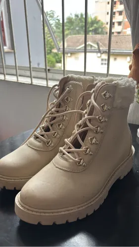 Vende se bota modelo interno pelúciado cor branca