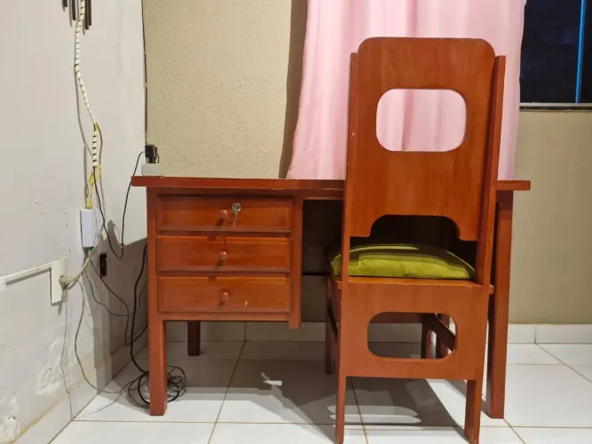 Mesa madeira maciça + cadeira - estudos, computador