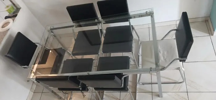 Mesa retangular de vidro e inox
