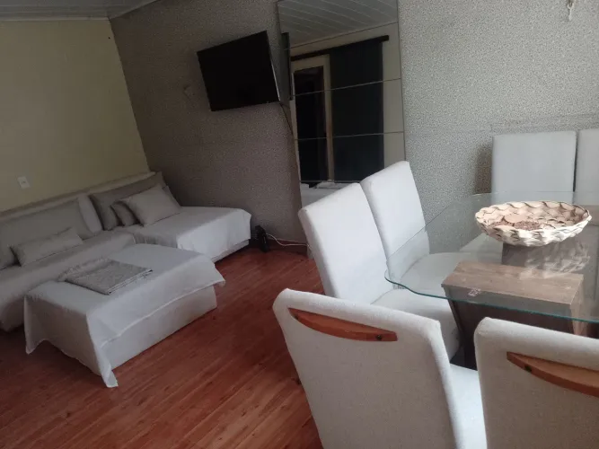 Sofás e mesa c 6 cadeiras