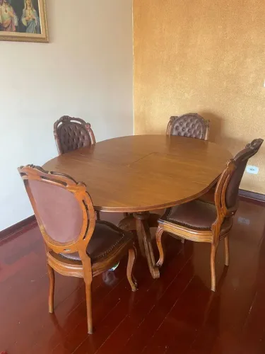 Conjunto de Jantar Clássico em Madeira Maciça (Mesa Extensível + 4 Cadeiras)