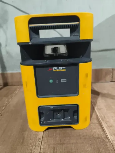 Vendo nível a laser horizontal completo com tripé e bastão.marca PLSh2 alcance de 300 metr