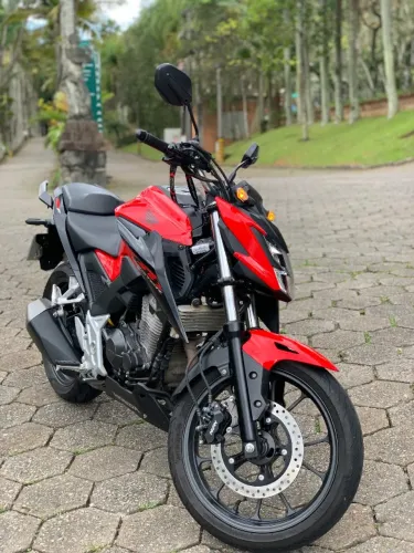Vendo CB300f praticamente ZERO