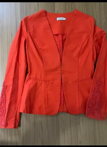 Vendo Blazer acinturado tam:P cor vermelho alaranjado