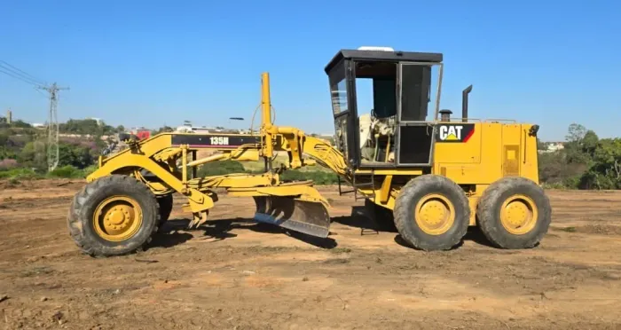 Motoniveladora Caterpillar 135H ano 1996, em SP