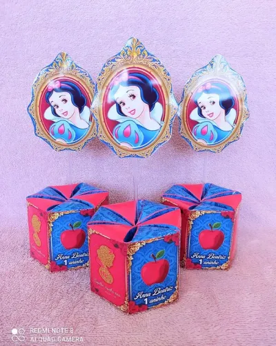Branca de Neve caixinhas personalizadas e centro de mesa pra festa de aniversário