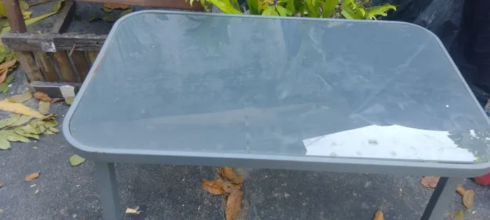 Mesa centro com tampo vidro jateado