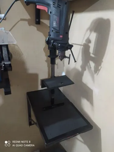 Furadeira com suporte de bancada.