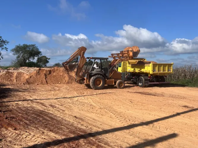 Terra para construção - Areia e pedras