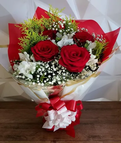 Buque com 4 rosas vermelhas
