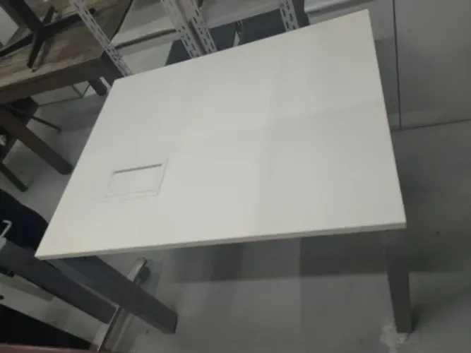 Mesa de Escritório Individual com caixa para tomadas