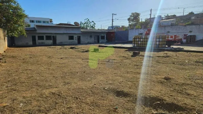 Área em Imboassica, com edificação e infraestrutura.