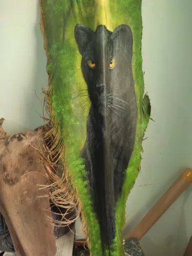 Pantera negra na mata feito em folha de palmeira grande