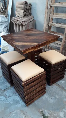 Mesa com 4 Banquinhos