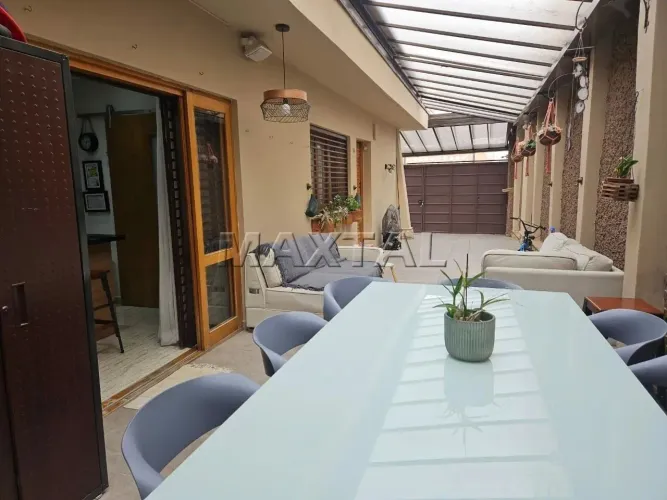 Casa para locação com 3 dormitórios, 1 suíte com closet, 2 banheiros, 3 vagas. Em Santana.