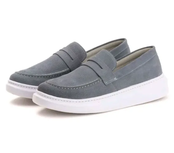 Sapatênis Loafer Cinza Casual e Azul. 