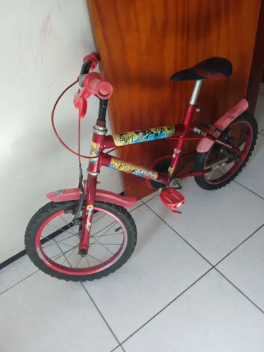 Bicicleta vermelha homem aranha