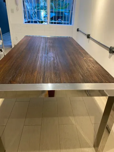 Mesa  em madeira maciça 