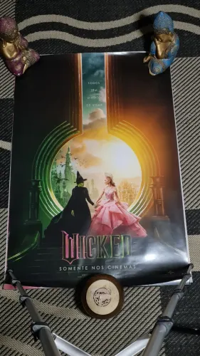 Poster Wicked usado em cinema