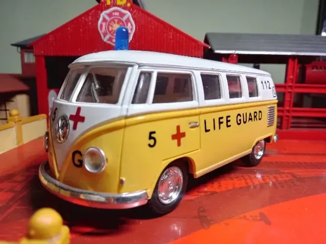 MINIATURA VW CLASSICAL BUS 1962 LIFE GUARD 5 - KT5060 SCL 1/32 FAB.: KINSMART