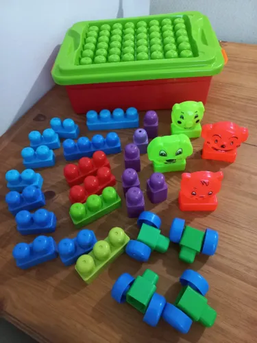 Brinquedo jogo blocos de montar 28 peças caixa da alegria.