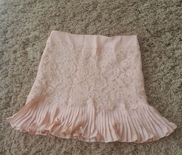 Saia de renda rosa com babado