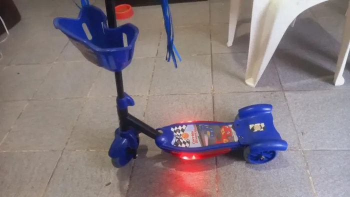 Patinete infantil com luzes e cesta