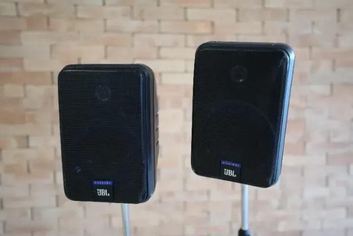 JBL CM42 Control Series - Passiva com Pedestais Inclusos