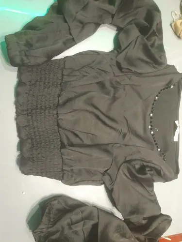 Blusa de seda preta com detalhes