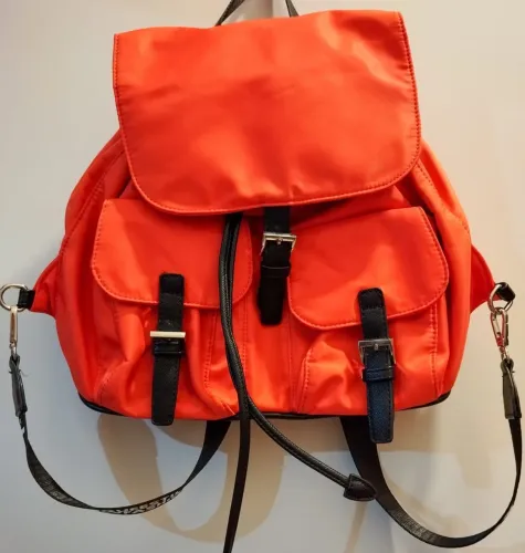 Mochila laranja com detalhes em preto