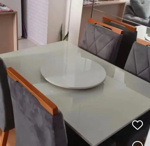 Mesa tampo com vidro e cadeiras em madeira maciça!!