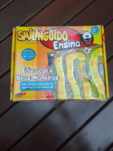 Jogo de tabuleiro smilinguido ensina